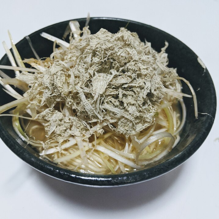 とろろ昆布と白髪ネギのせた、にゅうめん